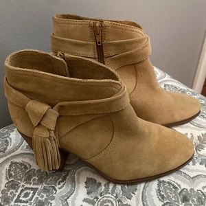 Vince Camuto Fianna Tassel-Belt Booties Ankle
Boots Suede Cumino Tan size 7.5